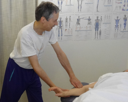 [Mobilisierende Massage des Arms]